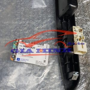 Công tắc lên xuống kính sau trái Daewoo Matiz 3