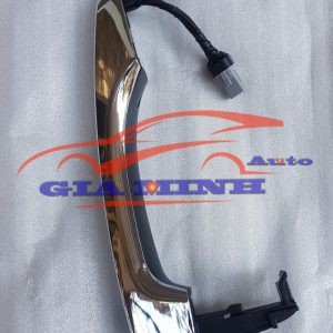 Tay mở cửa ngoài trước trái Hyundai Tucson