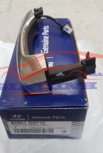 Tay mở cửa ngoài trước trái Hyundai Tucson