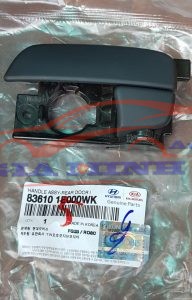 Tay mở cửa trong sau trái Hyundai Accent