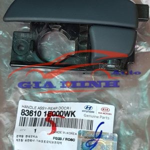 Tay mở cửa trong sau trái Hyundai Accent