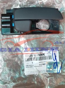 Tay mở cửa trong trước phải accent