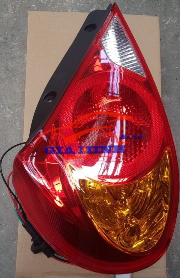 đèn hậu trái kia spectra