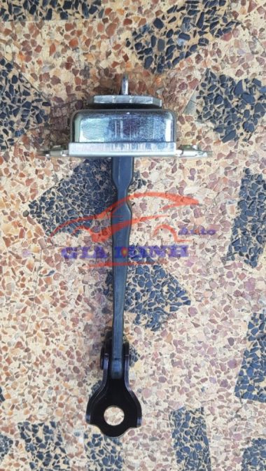 hạn chế cánh cửa nissan livina