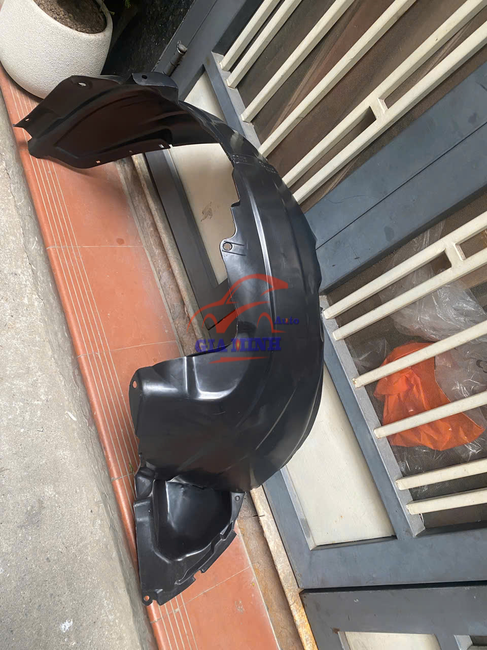 CHẮN BÙN LÒNG DÈ TRƯỚC TRÁI HYUNDAI SANTAFE